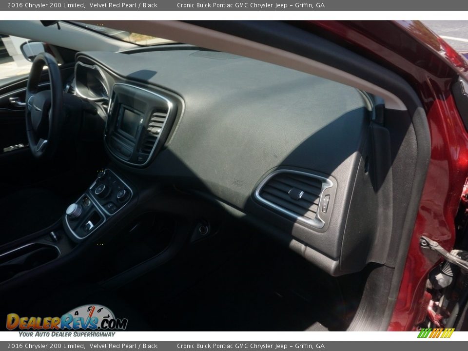 2016 Chrysler 200 Limited Velvet Red Pearl / Black Photo #18