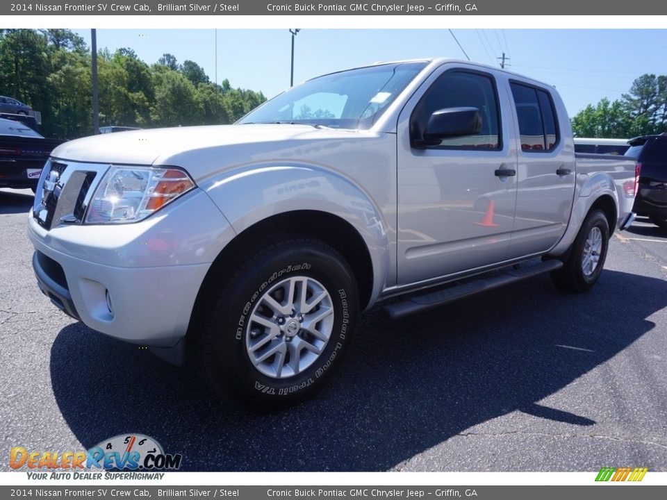 Front 3/4 View of 2014 Nissan Frontier SV Crew Cab Photo #3