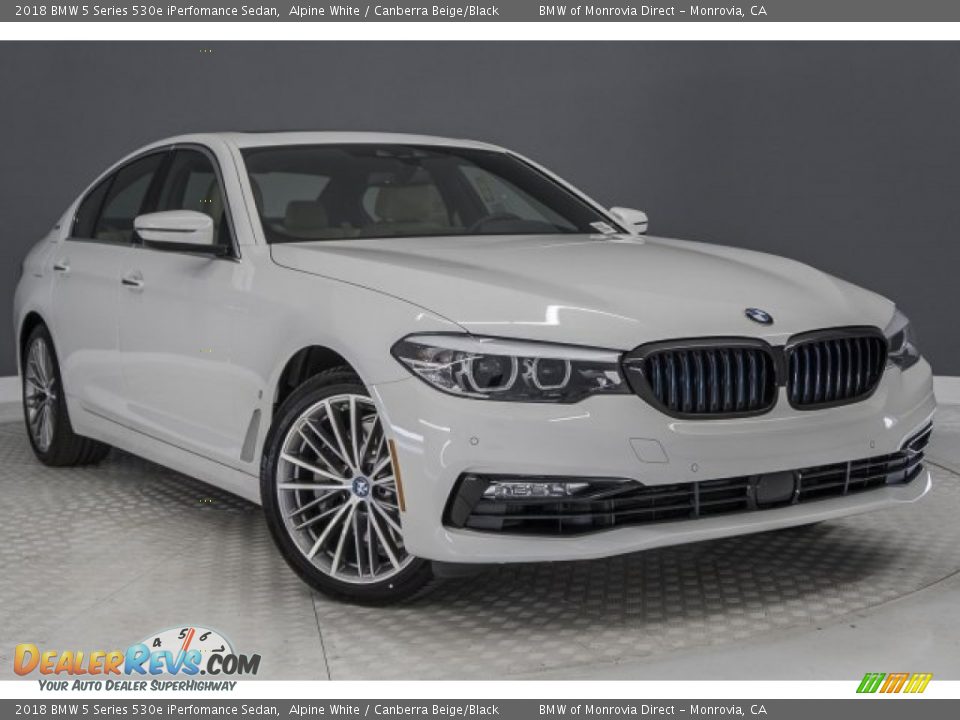 Front 3/4 View of 2018 BMW 5 Series 530e iPerfomance Sedan Photo #12