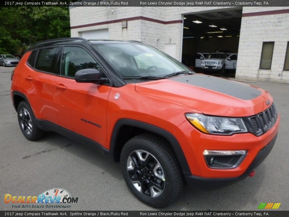 Front 3/4 View of 2017 Jeep Compass Trailhawk 4x4 Photo #7