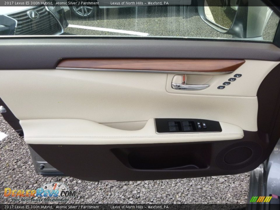 Door Panel of 2017 Lexus ES 300h Hybrid Photo #10