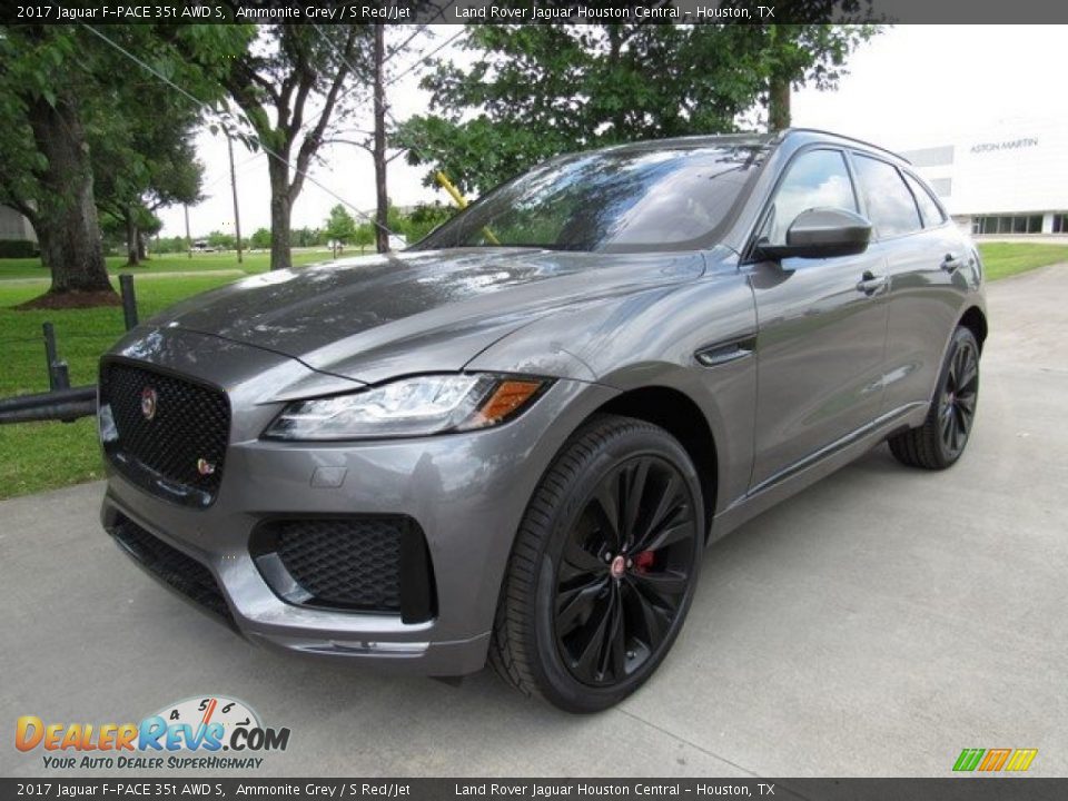 Front 3/4 View of 2017 Jaguar F-PACE 35t AWD S Photo #10