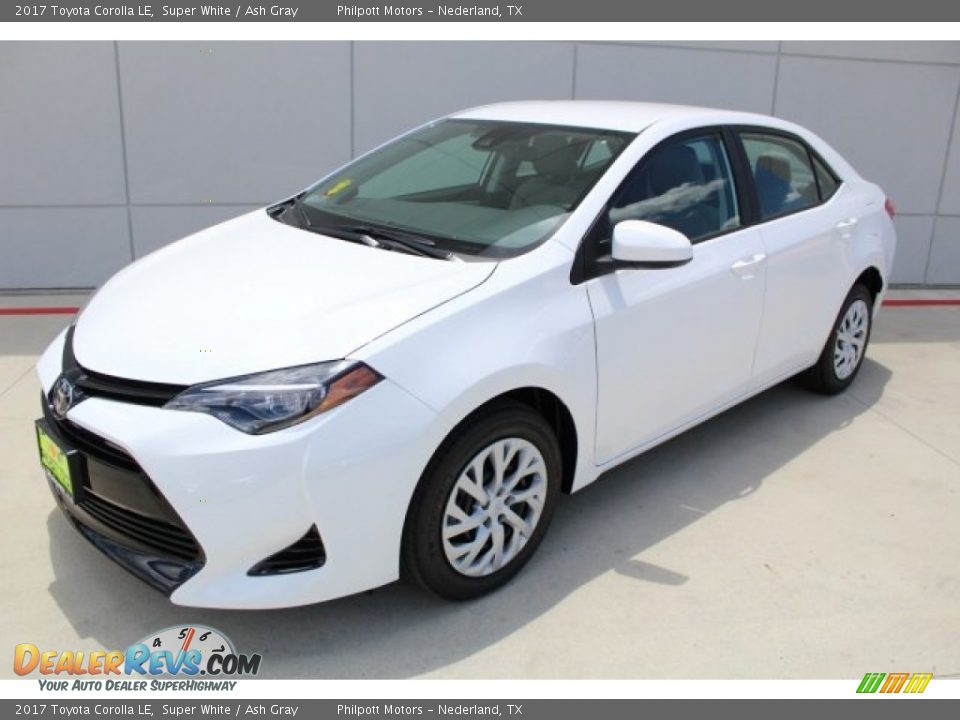 Front 3/4 View of 2017 Toyota Corolla LE Photo #3