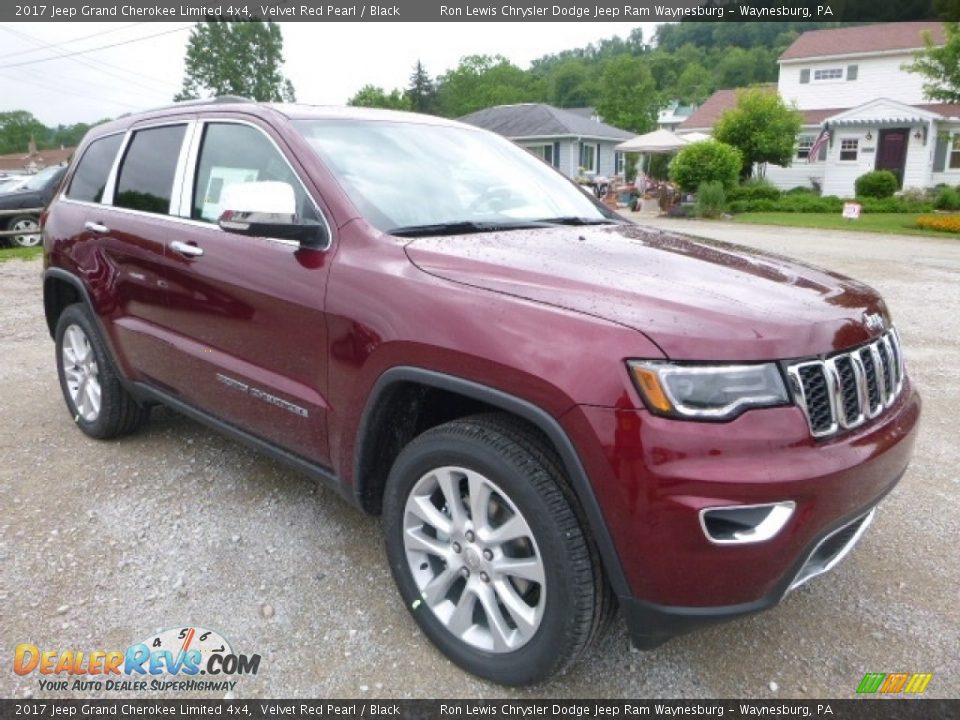 Front 3/4 View of 2017 Jeep Grand Cherokee Limited 4x4 Photo #7