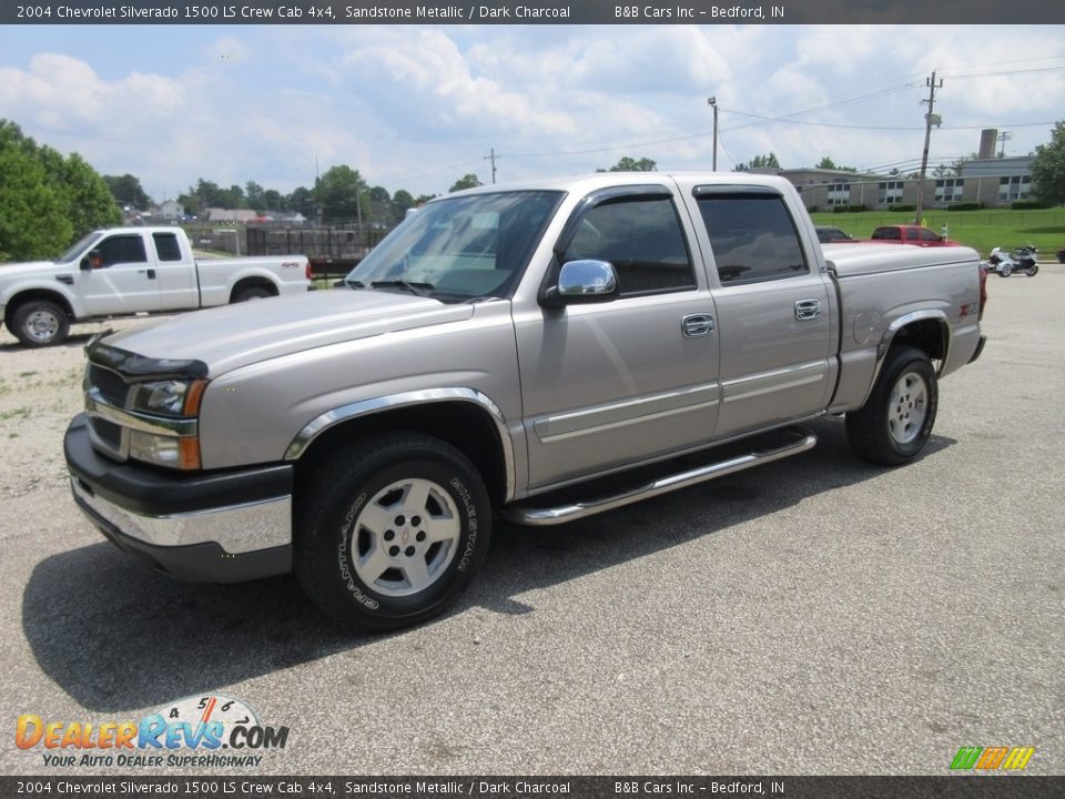 Front 3/4 View of 2004 Chevrolet Silverado 1500 LS Crew Cab 4x4 Photo #1