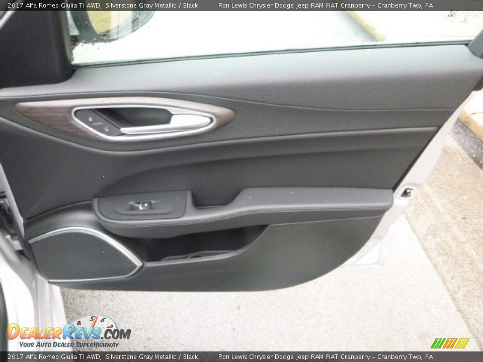 2017 Alfa Romeo Giulia Ti AWD Silverstone Gray Metallic / Black Photo #12