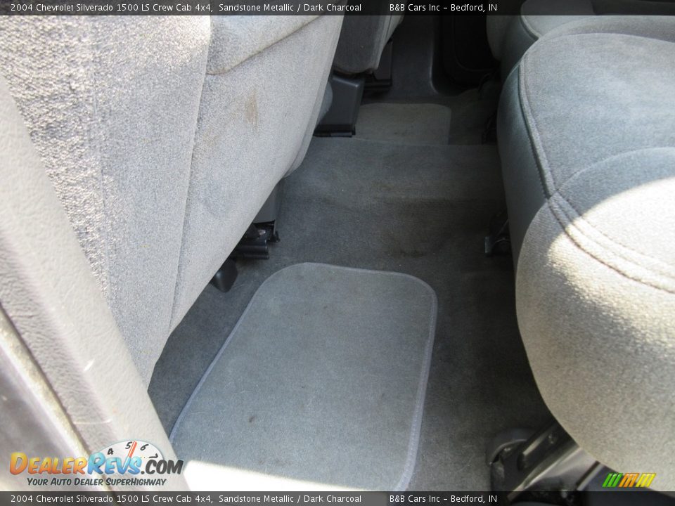 2004 Chevrolet Silverado 1500 LS Crew Cab 4x4 Sandstone Metallic / Dark Charcoal Photo #23