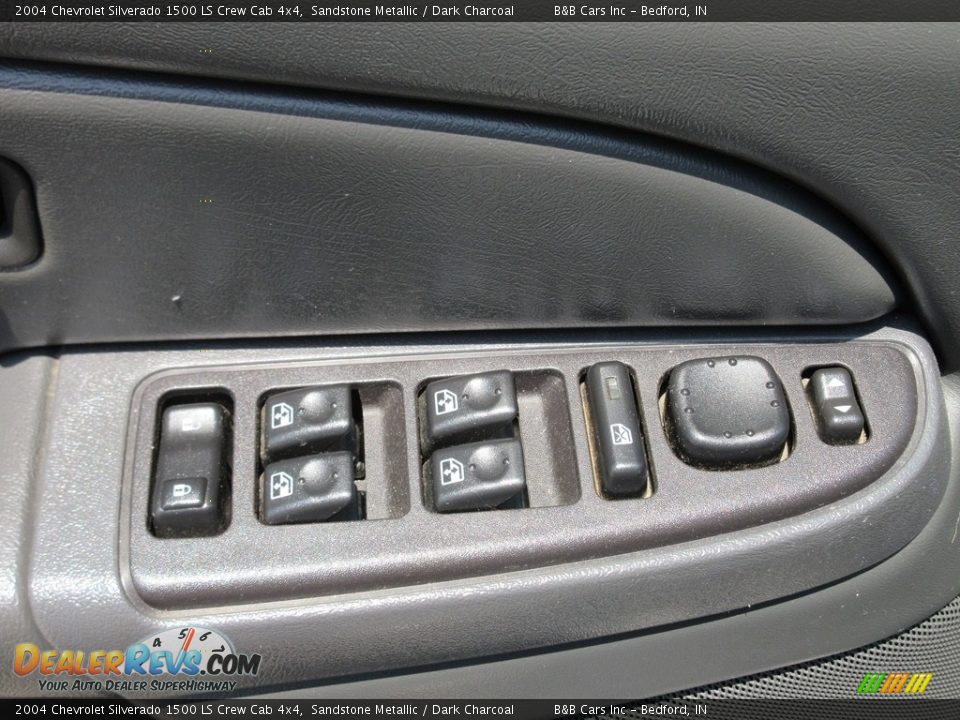 2004 Chevrolet Silverado 1500 LS Crew Cab 4x4 Sandstone Metallic / Dark Charcoal Photo #29