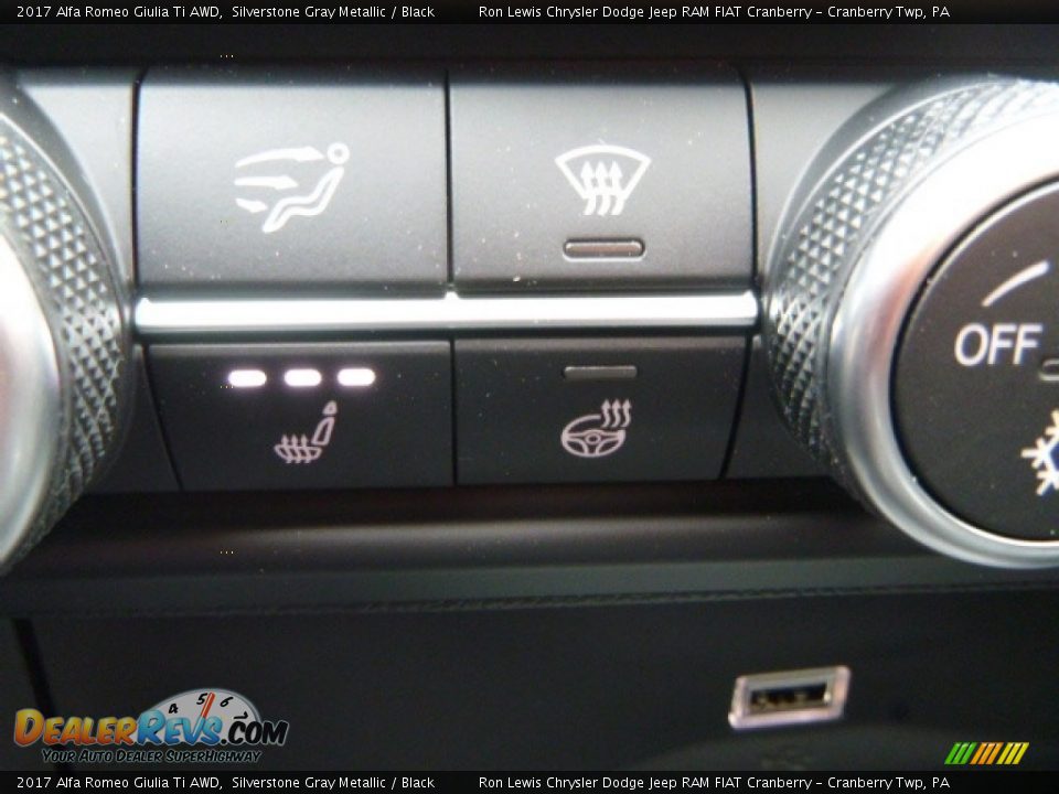 2017 Alfa Romeo Giulia Ti AWD Silverstone Gray Metallic / Black Photo #26