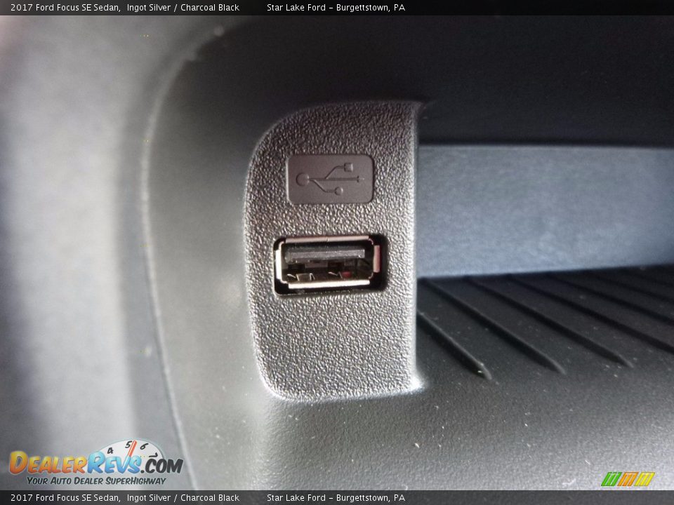 2017 Ford Focus SE Sedan Ingot Silver / Charcoal Black Photo #19