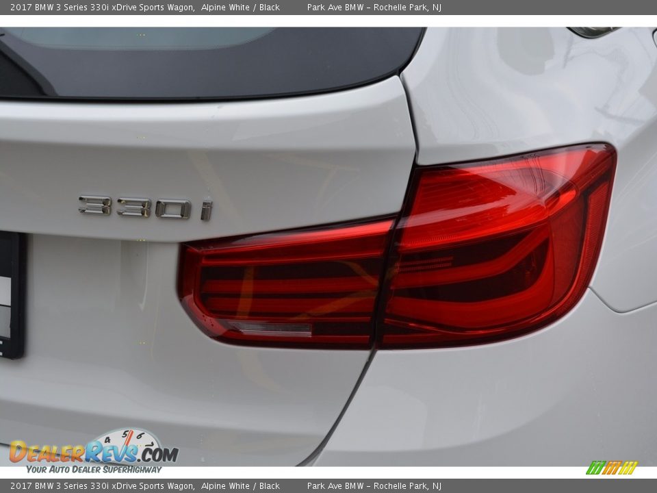 2017 BMW 3 Series 330i xDrive Sports Wagon Alpine White / Black Photo #23