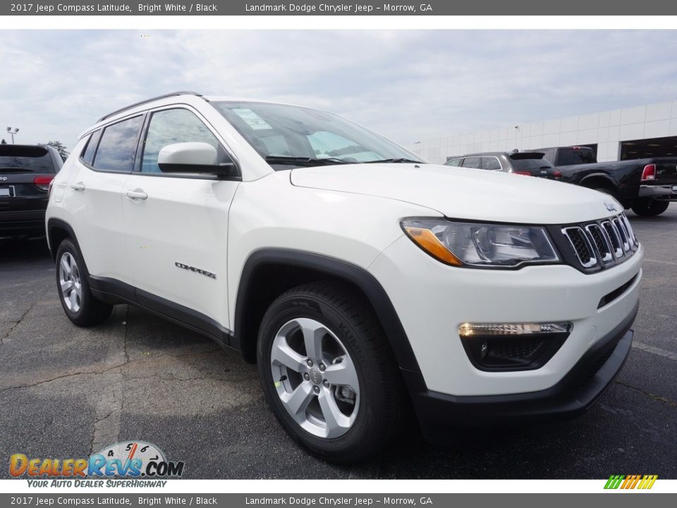 Front 3/4 View of 2017 Jeep Compass Latitude Photo #4