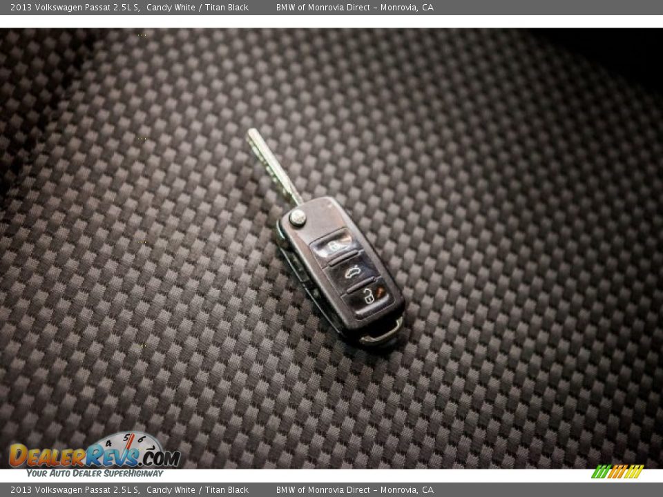 2013 Volkswagen Passat 2.5L S Candy White / Titan Black Photo #11