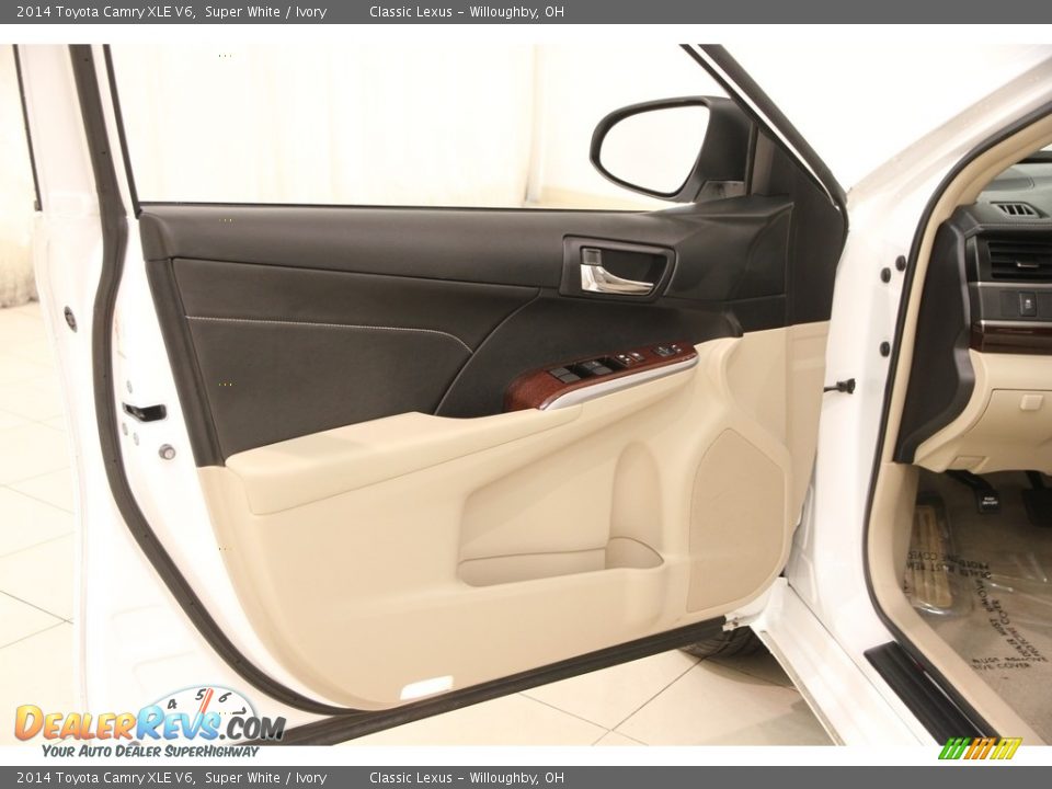 2014 Toyota Camry XLE V6 Super White / Ivory Photo #4