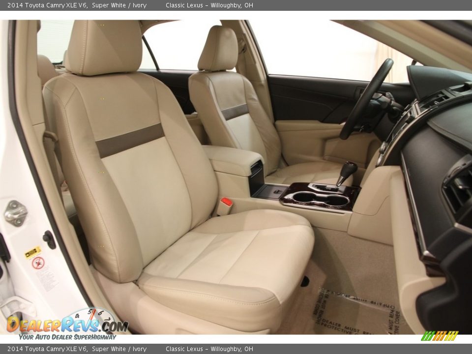 2014 Toyota Camry XLE V6 Super White / Ivory Photo #18