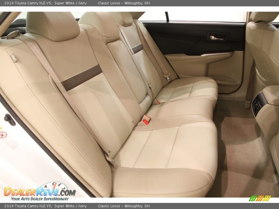 2014 Toyota Camry XLE V6 Super White / Ivory Photo #19