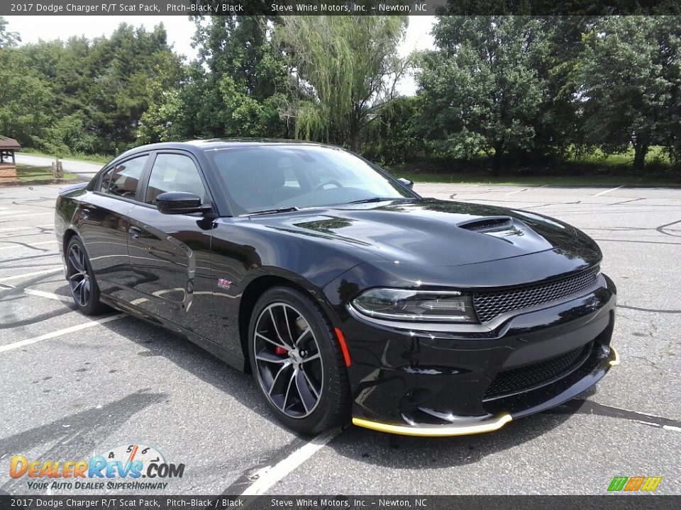 Front 3/4 View of 2017 Dodge Charger R/T Scat Pack Photo #4