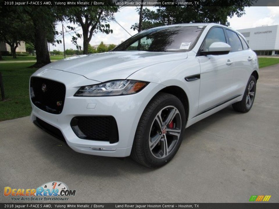 Front 3/4 View of 2018 Jaguar F-PACE S AWD Photo #10