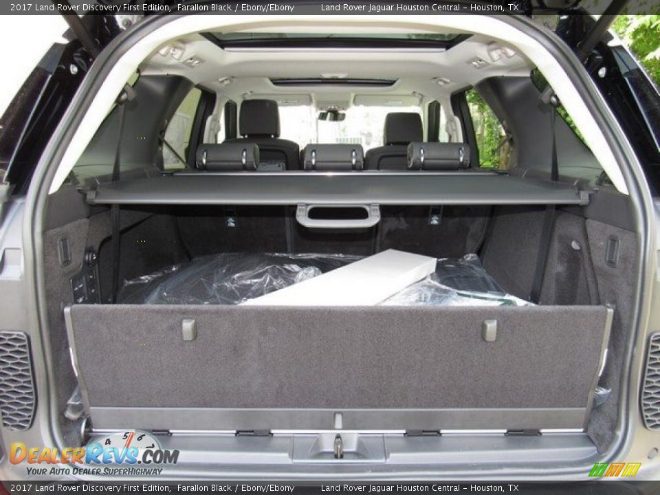 2017 Land Rover Discovery First Edition Trunk Photo #16
