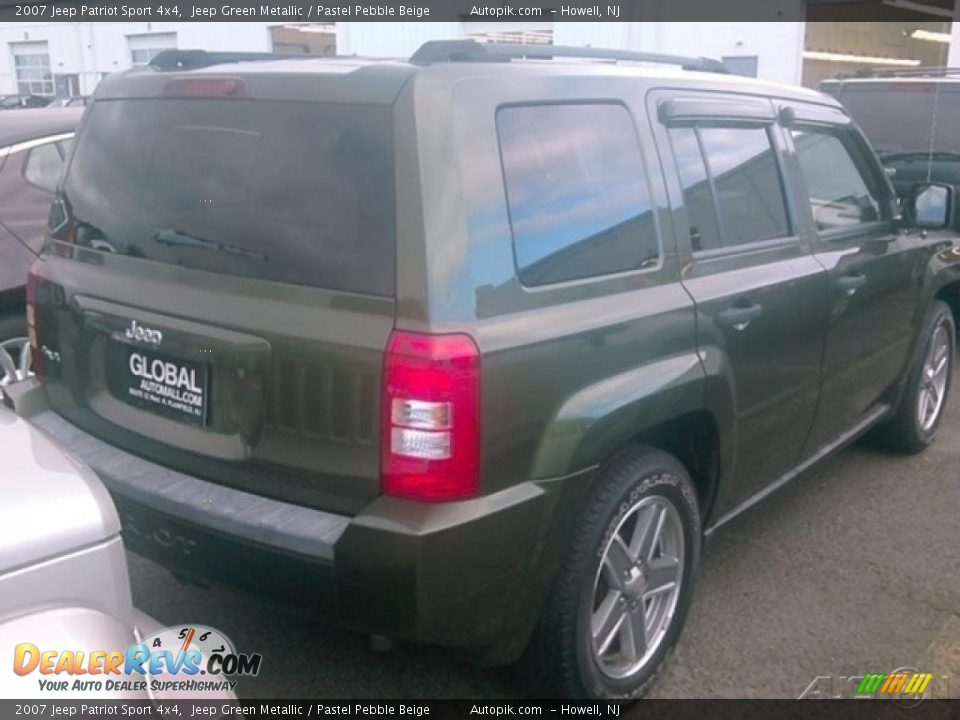 2007 Jeep Patriot Sport 4x4 Jeep Green Metallic / Pastel Pebble Beige Photo #2