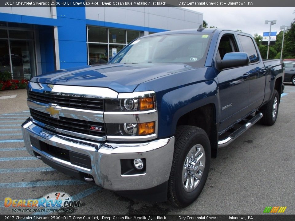 Front 3/4 View of 2017 Chevrolet Silverado 2500HD LT Crew Cab 4x4 Photo #10