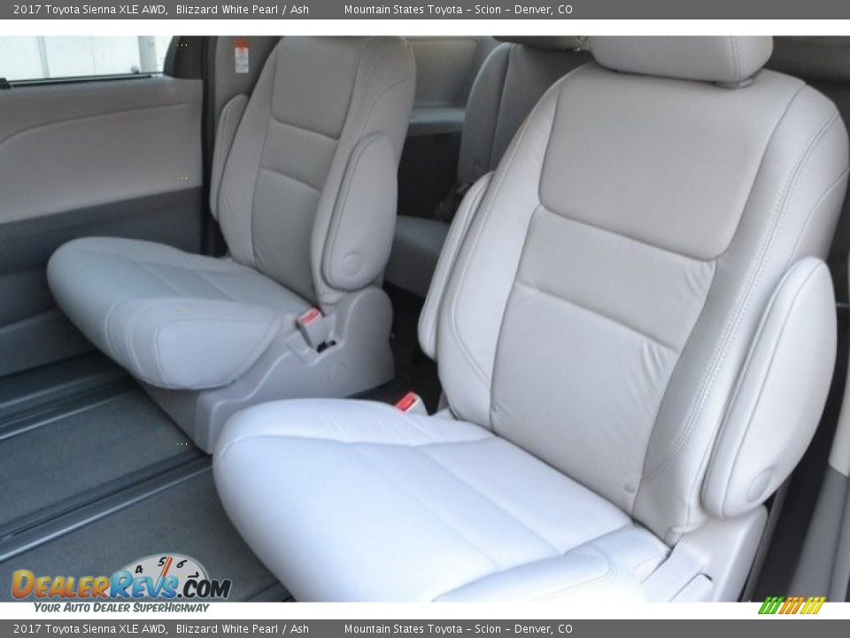 2017 Toyota Sienna XLE AWD Blizzard White Pearl / Ash Photo #7