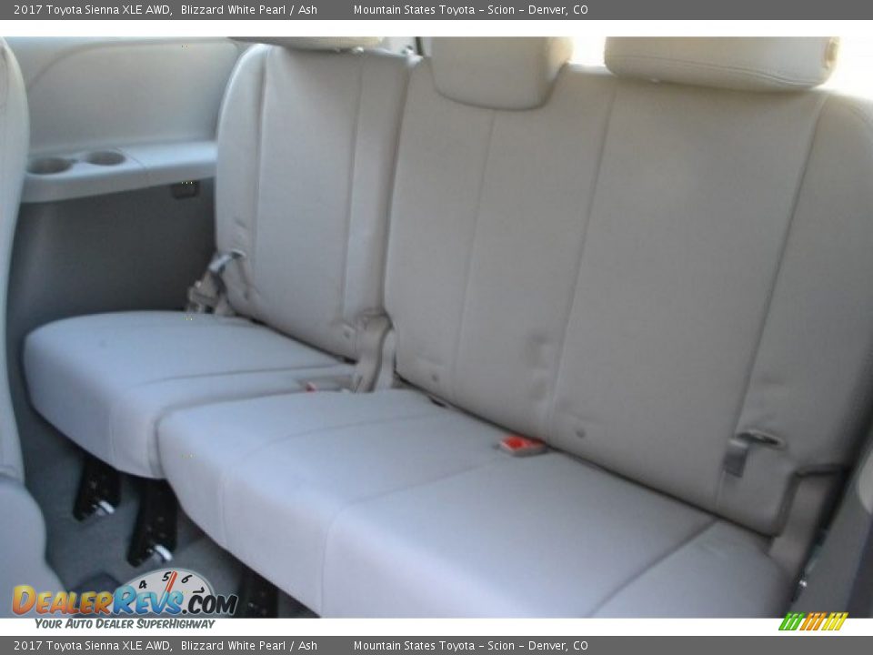 2017 Toyota Sienna XLE AWD Blizzard White Pearl / Ash Photo #8