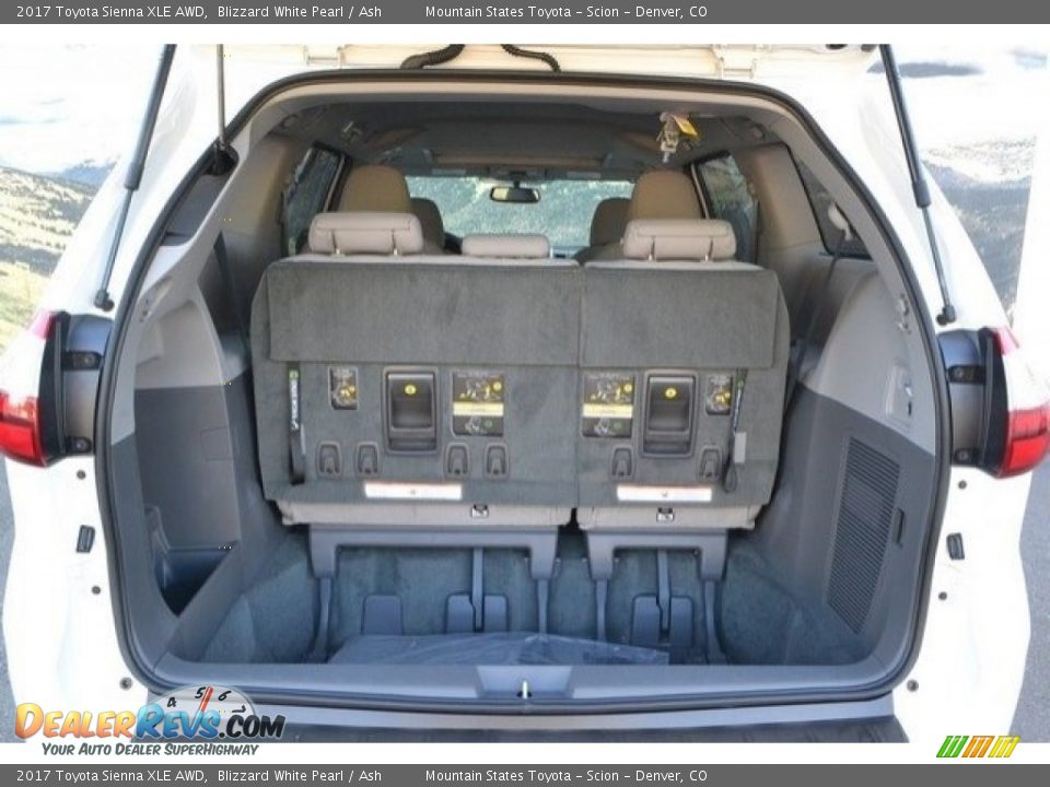 2017 Toyota Sienna XLE AWD Blizzard White Pearl / Ash Photo #9