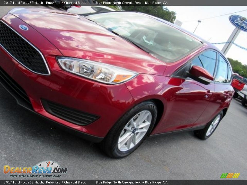 2017 Ford Focus SE Hatch Ruby Red / Charcoal Black Photo #31