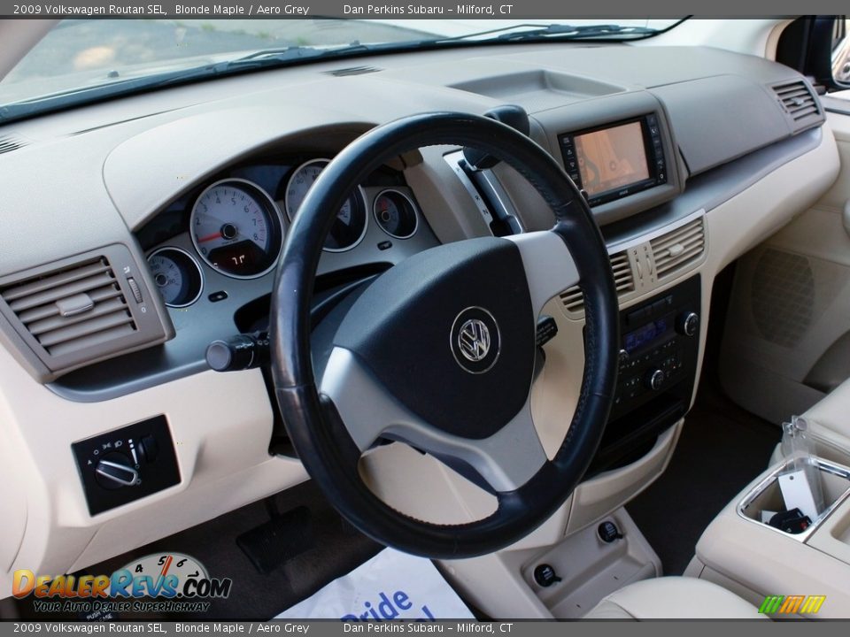 2009 Volkswagen Routan SEL Blonde Maple / Aero Grey Photo #5