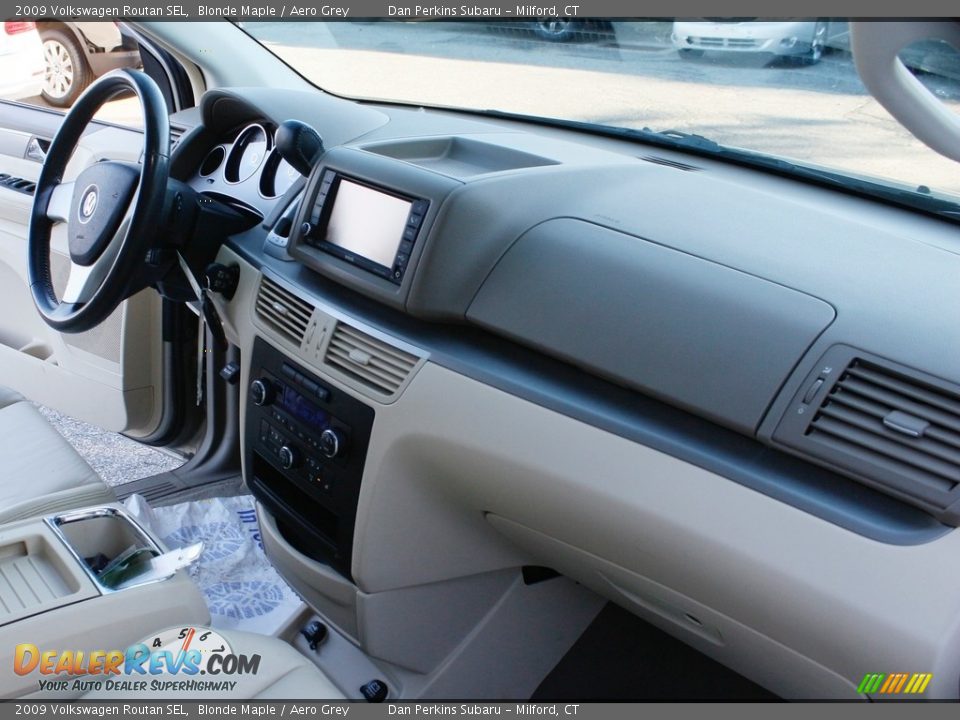 2009 Volkswagen Routan SEL Blonde Maple / Aero Grey Photo #9