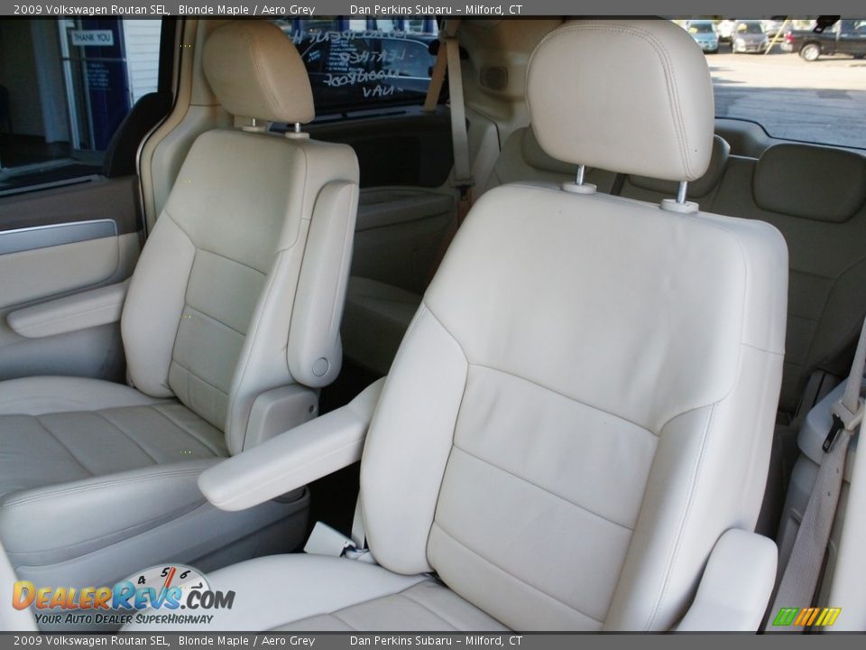 2009 Volkswagen Routan SEL Blonde Maple / Aero Grey Photo #11