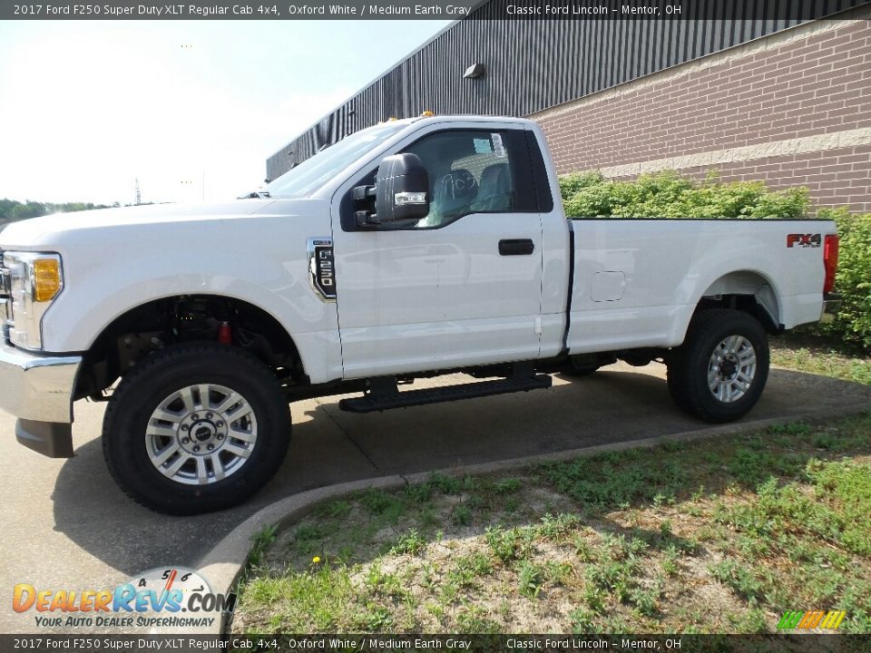 2017 Ford F250 Super Duty XLT Regular Cab 4x4 Oxford White / Medium Earth Gray Photo #3