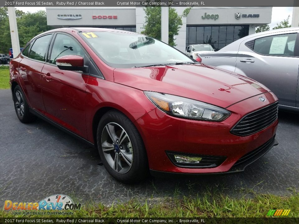 Front 3/4 View of 2017 Ford Focus SE Sedan Photo #5