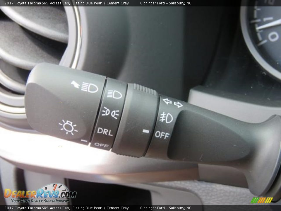 Controls of 2017 Toyota Tacoma SR5 Access Cab Photo #21