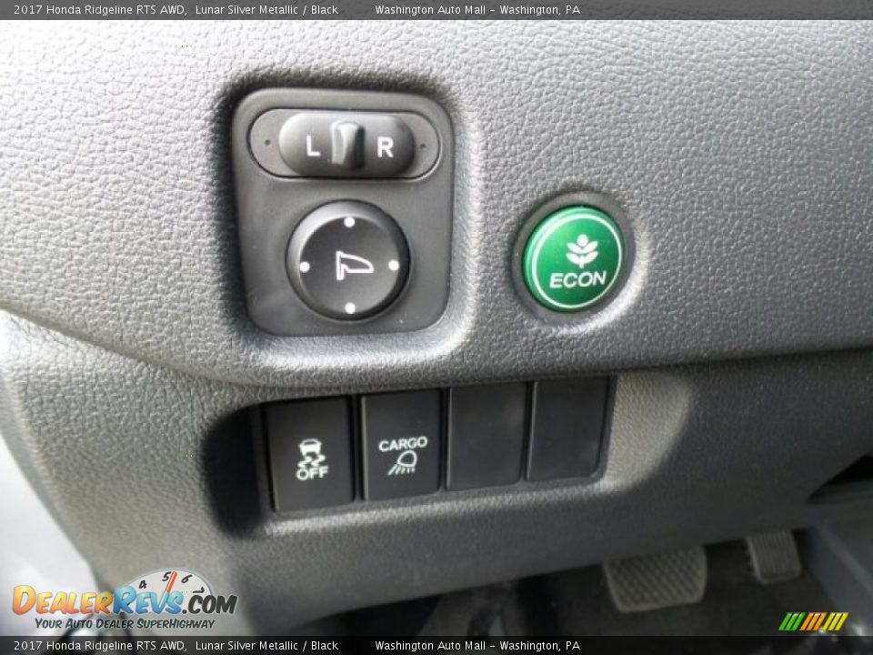 Controls of 2017 Honda Ridgeline RTS AWD Photo #18