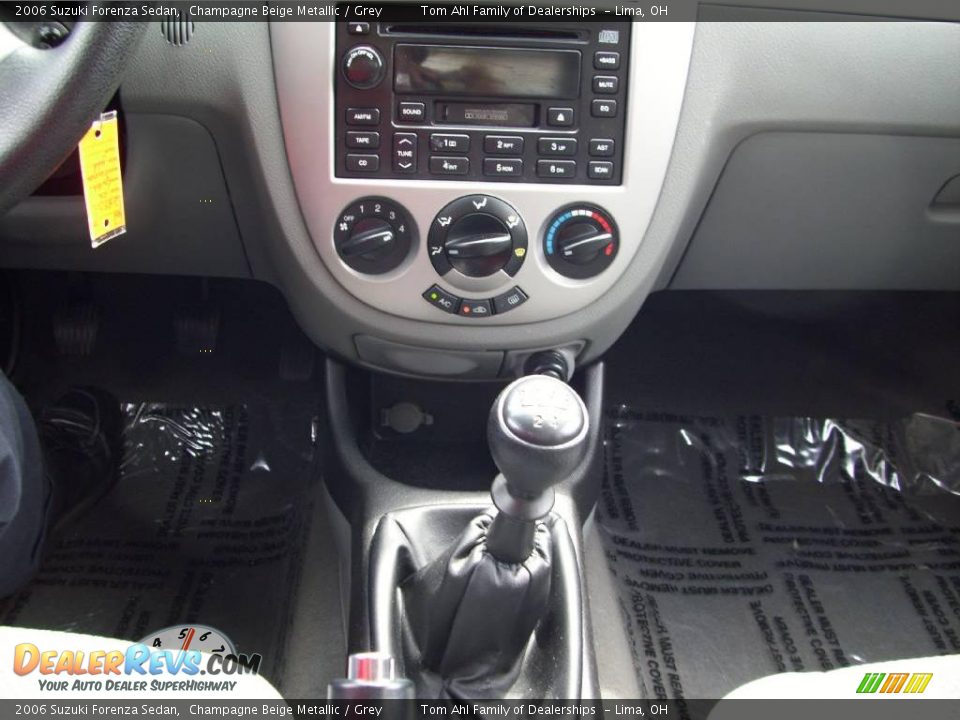 2006 Suzuki Forenza Sedan Champagne Beige Metallic / Grey Photo #11