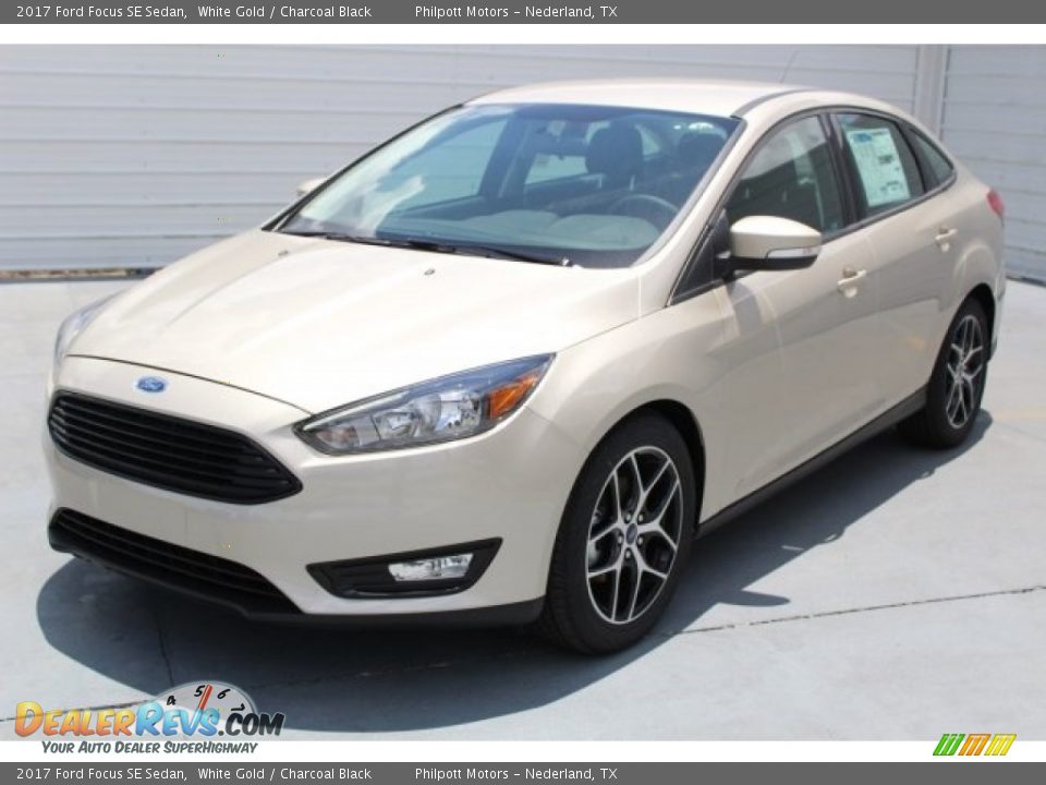 Front 3/4 View of 2017 Ford Focus SE Sedan Photo #3