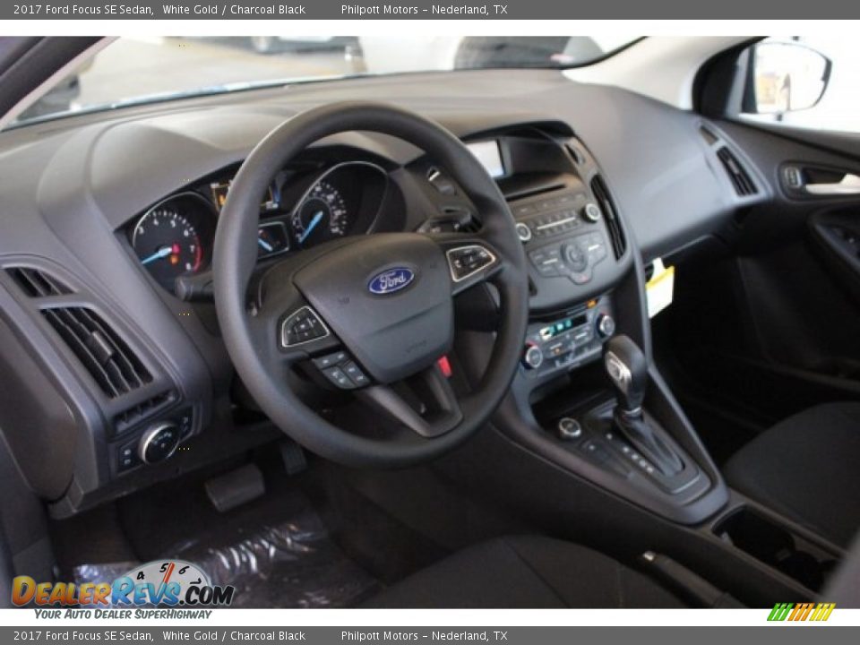 2017 Ford Focus SE Sedan White Gold / Charcoal Black Photo #10