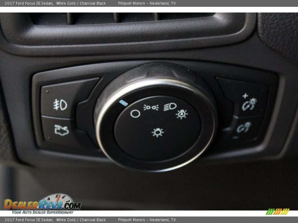 Controls of 2017 Ford Focus SE Sedan Photo #17