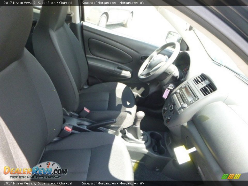 2017 Nissan Versa S Super Black / Charcoal Photo #12