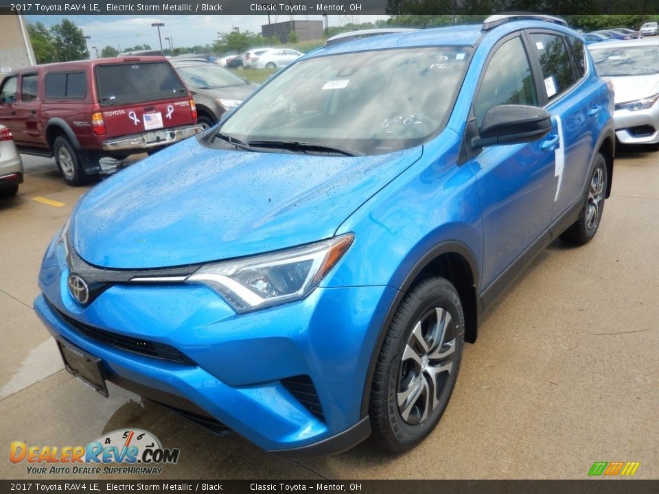 Front 3/4 View of 2017 Toyota RAV4 LE Photo #1