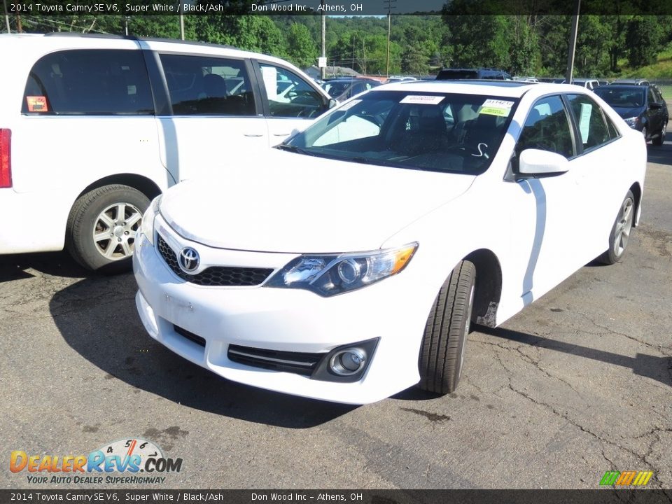 Front 3/4 View of 2014 Toyota Camry SE V6 Photo #3