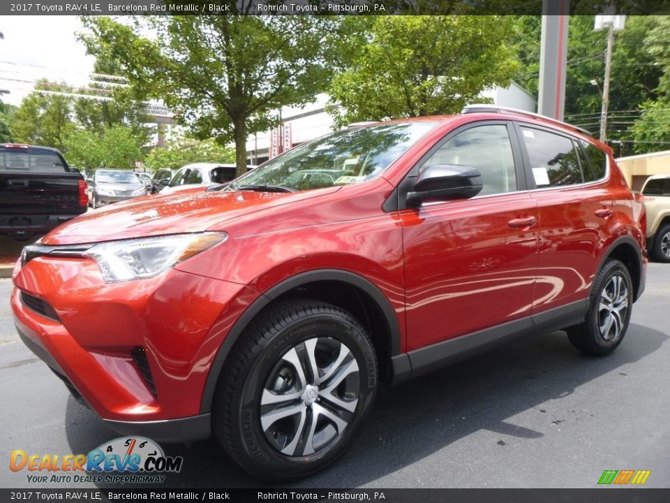 Front 3/4 View of 2017 Toyota RAV4 LE Photo #4