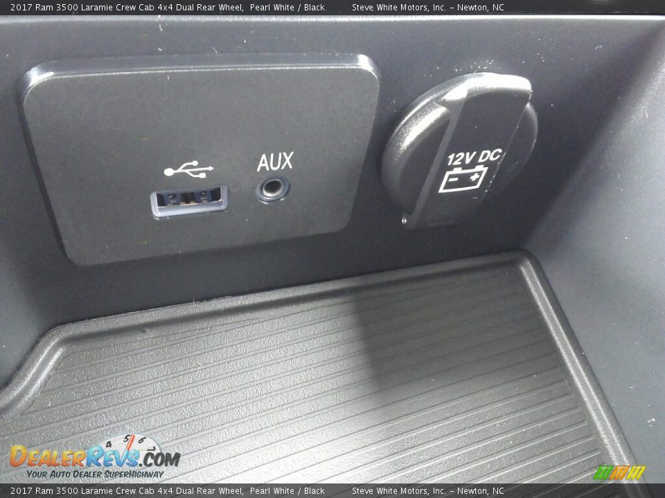 2017 Ram 3500 Laramie Crew Cab 4x4 Dual Rear Wheel Pearl White / Black Photo #33