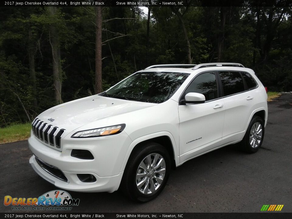 Front 3/4 View of 2017 Jeep Cherokee Overland 4x4 Photo #2