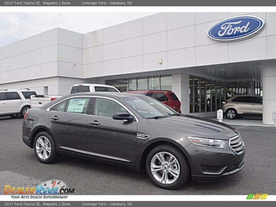 Front 3/4 View of 2017 Ford Taurus SE Photo #1