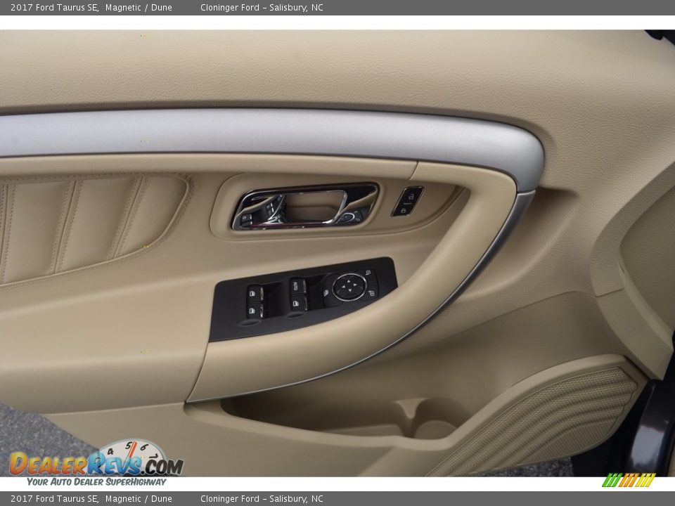 Door Panel of 2017 Ford Taurus SE Photo #6
