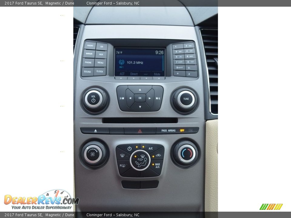Controls of 2017 Ford Taurus SE Photo #11