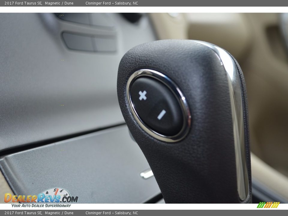 2017 Ford Taurus SE Magnetic / Dune Photo #14